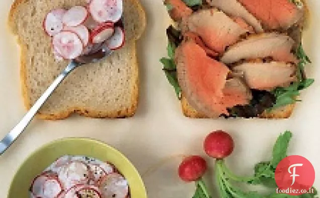 Panino con insalata di manzo e ravanello
