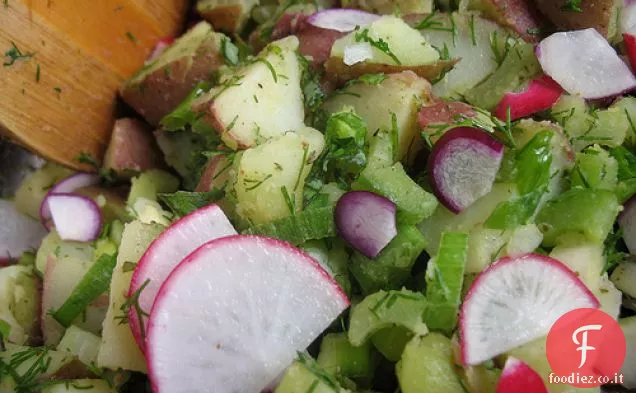 Insalata di patate Chutney alla menta con ravanelli, scalogno e aneto