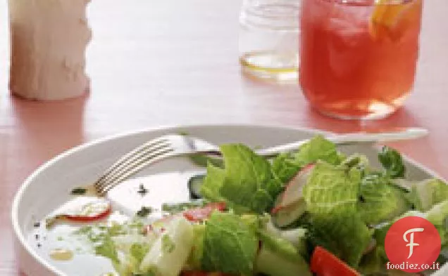 Insalata da giardino con formaggio yogurt