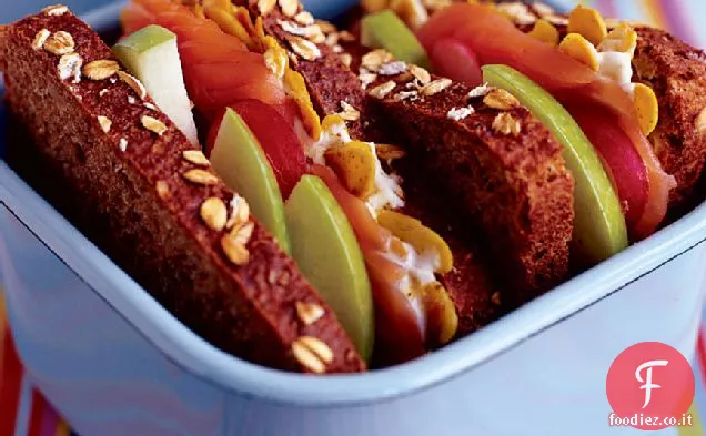 Panini al salmone affumicato con mandorle al curry