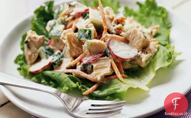Insalata di pollo, carota e cetriolo