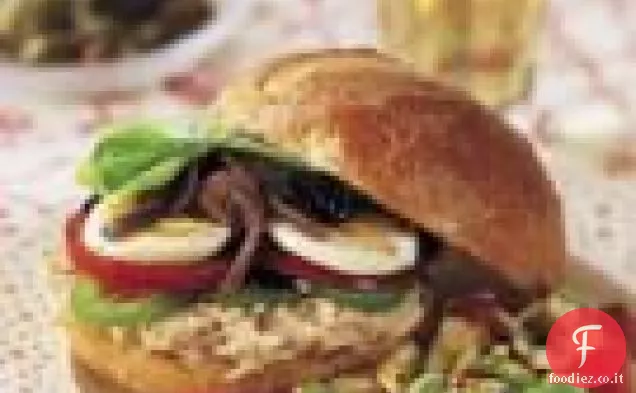 Panino al tonno, pomodoro e olive (pan Bagnat)