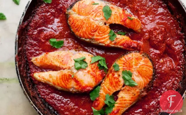 Bistecche di salmone con salsa di pomodoro piccante
