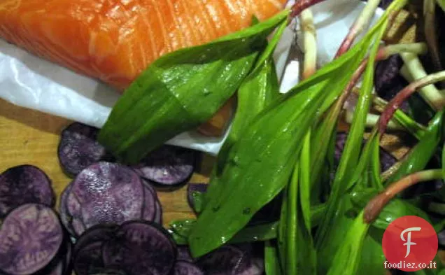 Salmone in crosta di pecan con rampe saltate e patate viola