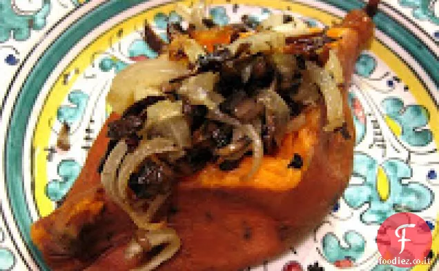 Patate dolci al forno con scalogni saltati, aglio e funghi