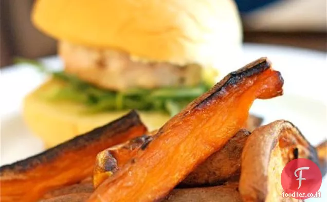 Hamburger di tacchino con gruyere e patatine fritte speziate di patate dolci