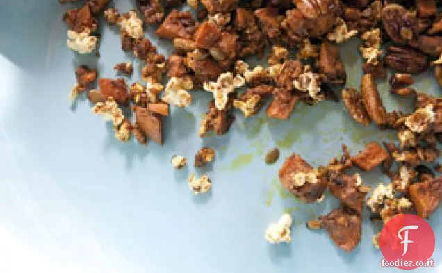 Patate dolci speziate marocchine con popcorn, noci pecan e pepitas
