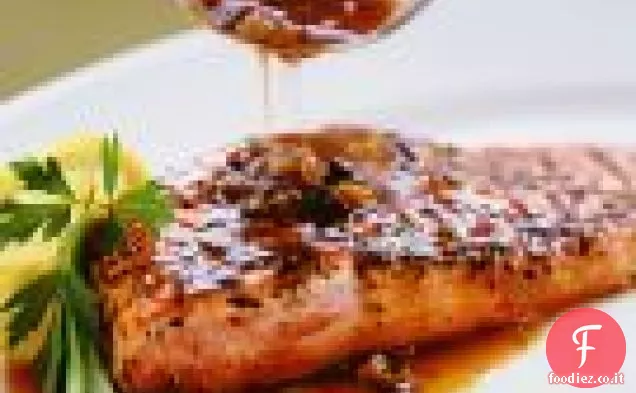 Salmone in crosta di pepe con salsa di olive