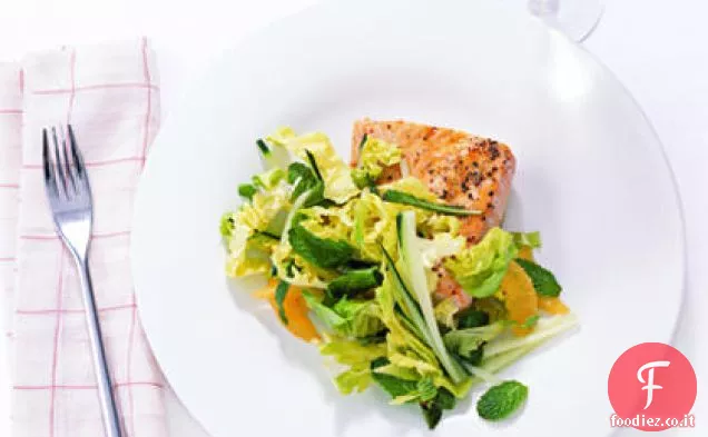 Salmone glassato con menta e cetriolo Slaw