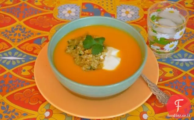 Zuppa di patate dolci setosa con quinoa croccante