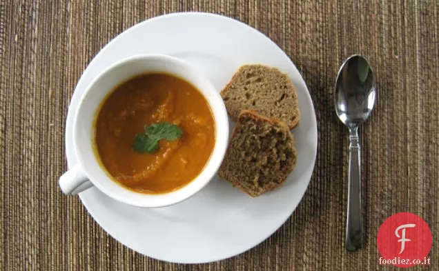 Zuppa di patate dolci al curry e carote