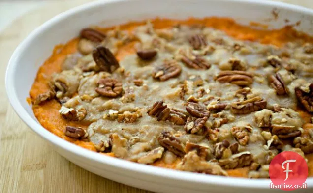 Casseruola di patate dolci con guarnizione di pecan