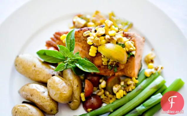 Salmone con mais e pomodoro