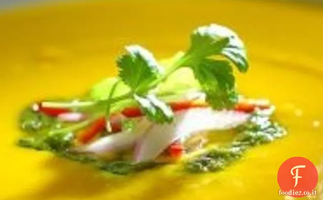 Zucca e zuppa di patate dolci con formaggio blu pioggerellina
