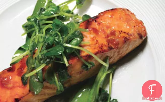 Salmone con glassa di peperoncino dolce, piselli a scatto di zucchero e viticci di piselli
