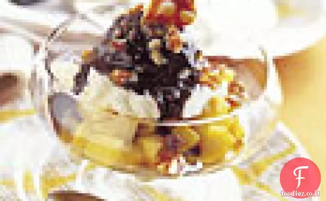 Gelato all'ananas caramellato con salsa al cioccolato e cocco