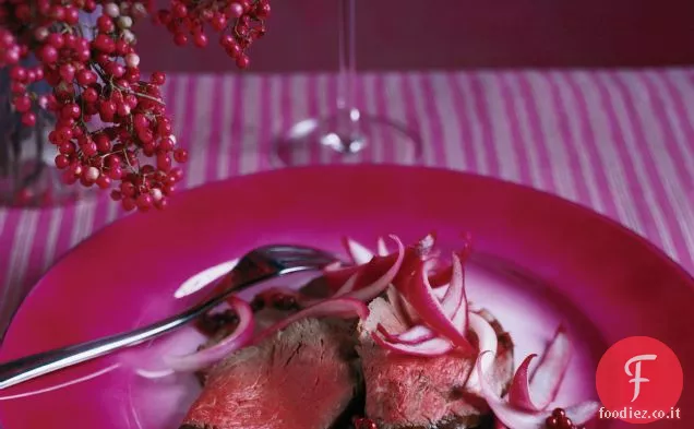 Filetto di manzo con cipolle sottaceto e pepe rosa in grani