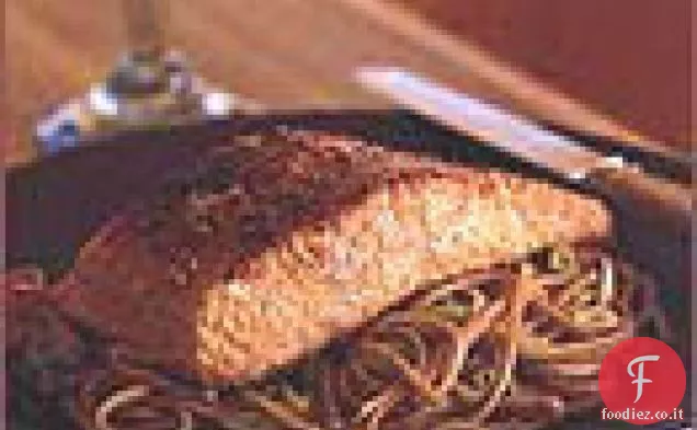 Salmone al sesamo con tagliatelle Soba