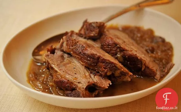 Spalla di maiale brasata di sidro con cipolla caramellata e mela Co