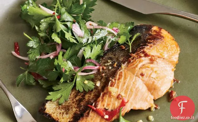 Salmone con salsa di vodka e insalata di prezzemolo