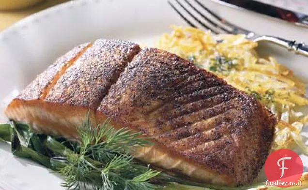 Salmone annerito con Hash Browns e cipolle verdi