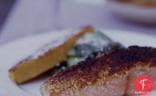 Salmone del Pacifico in crosta di pinoli