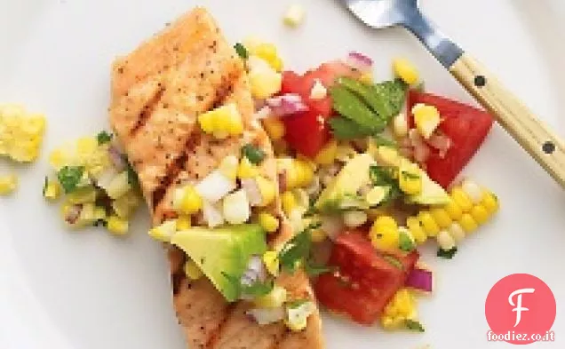 Salmone con mais dolce, pomodoro e avocado