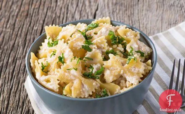 Pasta con salsa cremosa di aglio e noci