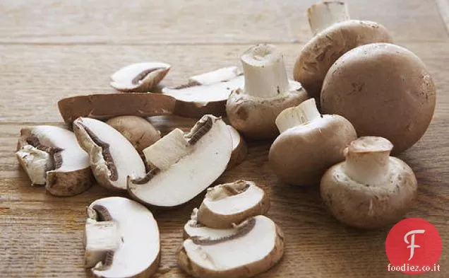 Fricasse di pollo vecchio stile con salsa di panna al vino, cipolle e funghi