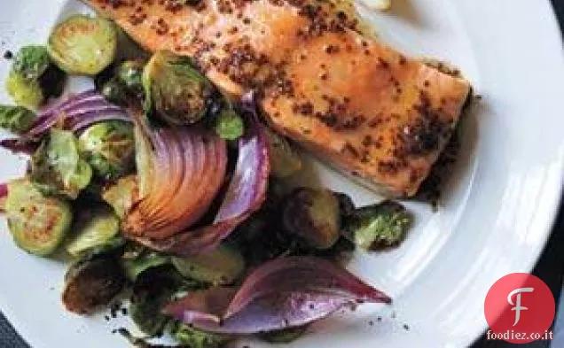 Salmone glassato all'acero con cavoletti di Bruxelles arrostiti