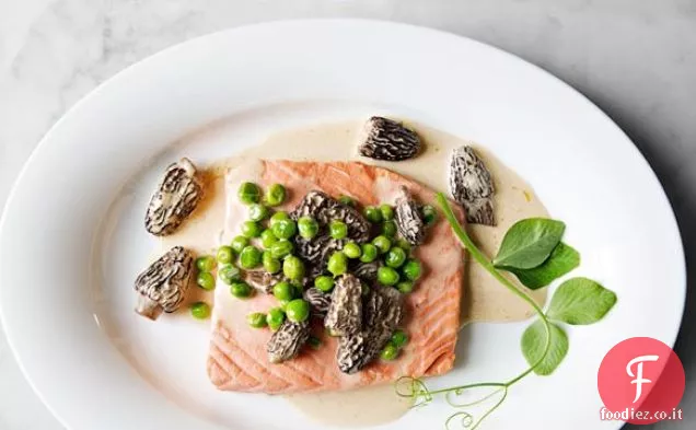 Salmone selvatico in camicia con piselli e spugnole