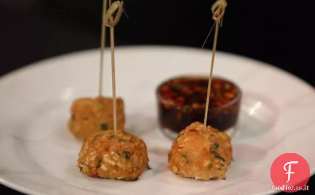 Palline di gamberetti con acqua castagne e salsa piccante di soia