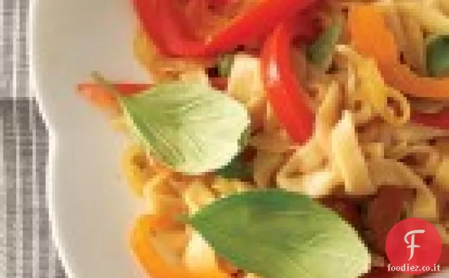 Tempeh indonesiano con fagiolini e arachidi schiacciate