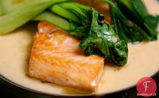 Salmone con Curry rosso tailandese e Bok Choy