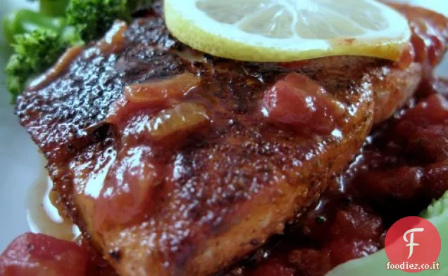 Salmone annerito con sugo di pomodoro
