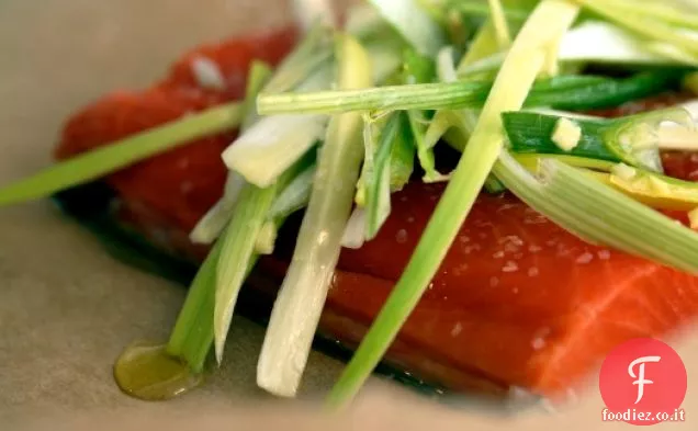 Salmone di cipollotto in sacchetti di pergamena
