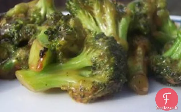 Saltare i broccoli con salsa all'arancia