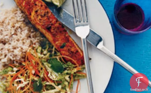 Curry strofinato salmone con Napa Slaw