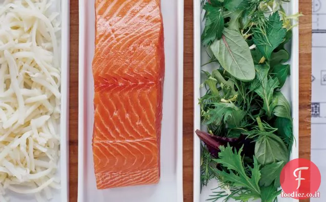 Salmone in crosta di patate con insalata di erbe