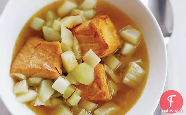 Salmone con cetriolo brasato allo zafferano e finocchio