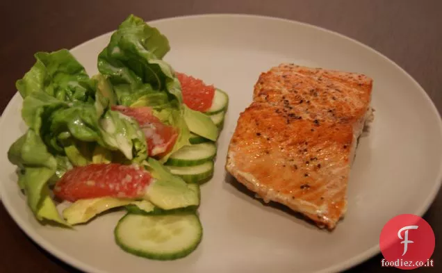 Salmone croccante con insalata di avocado e pompelmo
