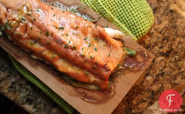 Salmone in legno di cedro con glassa di senape d'acero