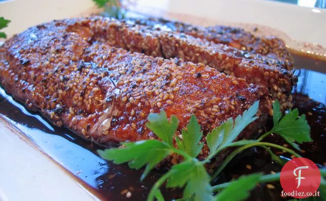Salmone incrostato di sesamo con riduzione di Pinot Nero