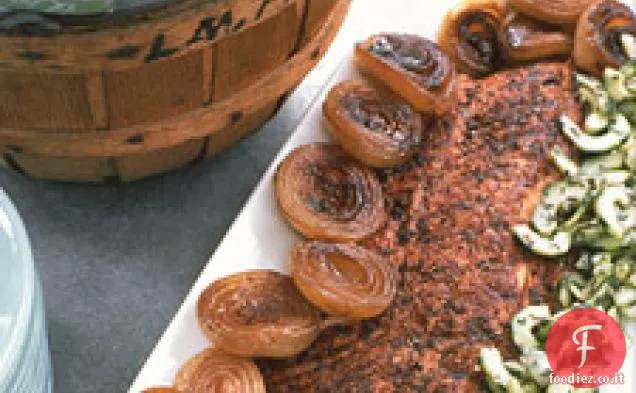 Salmone alla griglia strofinato con spezie e salsa di cetrioli piccanti