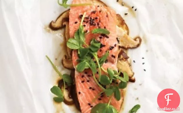 Salmone al sesamo con funghi Shiitake e germogli di piselli