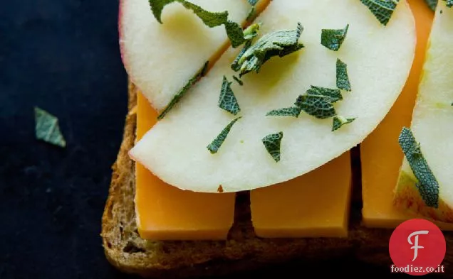 Panino al formaggio grigliato con mela + Salvia