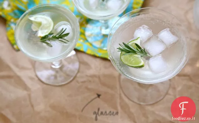 Cocktail al rosmarino e lime