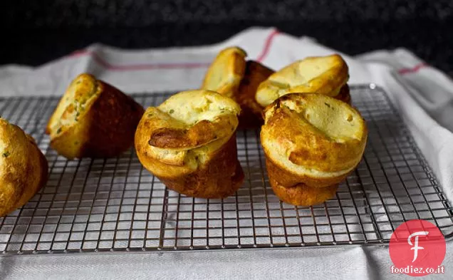 Popovers di mais, latticello e erba cipollina