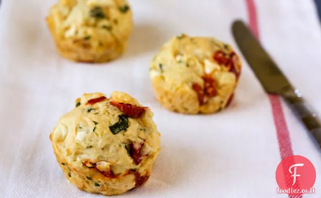 Feta, basilico e muffin al pepe arrostiti
