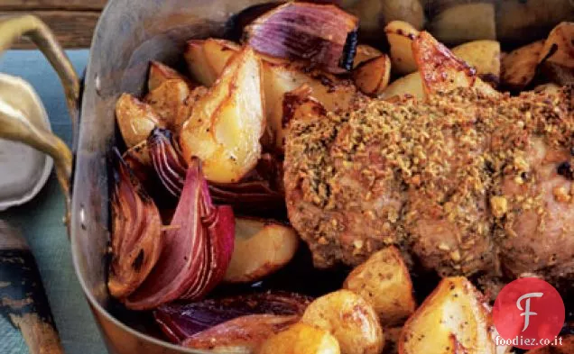 Lonza di maiale in crosta di finocchio con patate arrosto e pere